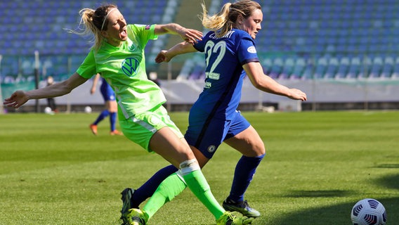 Die Wolfsburgerin Kathrin Hendrich (l.) versucht, Chelseas Erin Cuthbert vom Ball zu trennen. © IMAGO / Sports Press Photo 