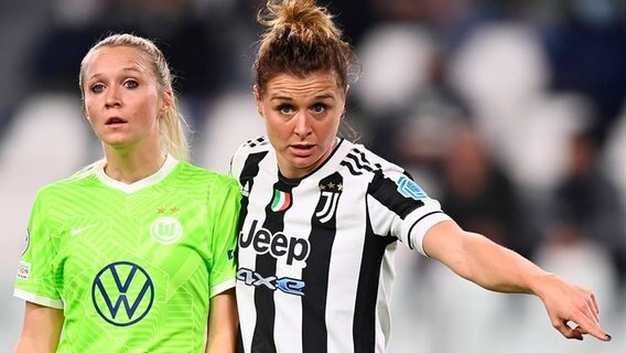 Turid Knaak vom VfL Wolfsburg (l.) im Spiel bei Juventus Turin © imago images/LaPresse Foto: Fabio Ferrari