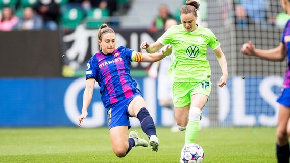 Wolfsburgs Ewa Pajor (r.) und Barcelonas Alexia Putellas kämpfen um den Ball. © IMAGO / Beautiful Sports 