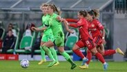Wolfsburgs Lynn Wilms (l.) rennt ihrer Gegenspielerin Kristin Kögel davon. © IMAGO / foto2press 