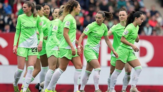 Die Frauen des VfL Wolfsburg im Bundesligaspiel beim 1. FC Nürnberg. © Imago / Zink 
