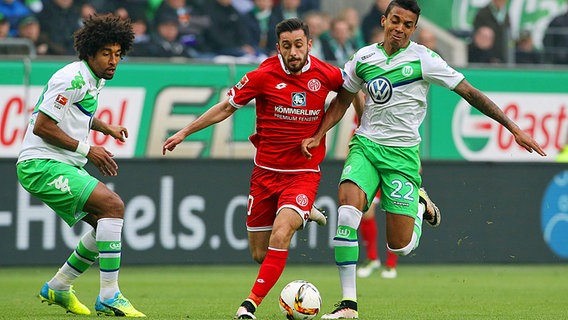 Zweikampf zwischen Wolfsburgs Luiz Gustavo (r.) und Yunus Malli. Im Hintergrund Wolfsburgs Dante. © imago/Contrast 