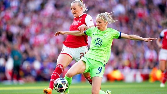 Wolfsburgs Kathrin Hendrich (r.) und Arsenals Stina Blackstenius kämpfen um den Ball. © IMAGO / PA Images 