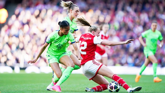 Wolfsburgs Sveindis Jonsdottir (l.) und Arsenals Frida Maanum kämpfen um den Ball. © IMAGO / PA Images 