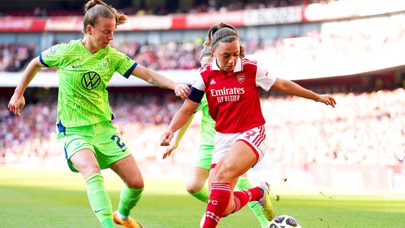 Wolfsburgs Lynn Wilms (l.) und Arsenals Katie McCabe kämpfen um den Ball. © IMAGO / PA Images 