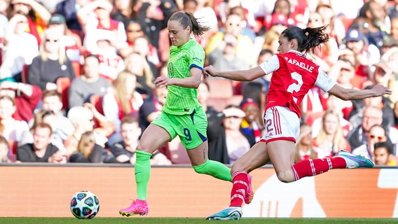 Wolfsburgs Ewa Pajor (l.) und Arsenals Rafaelle Souza kämpfen um den Ball. © IMAGO / Sports Press Photo 
