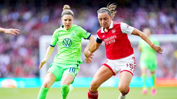 Wolfsburgs Svenja Huth (l.) und Arsenals Katie McCabe kämpfen um den Ball. © IMAGO / PA Images 