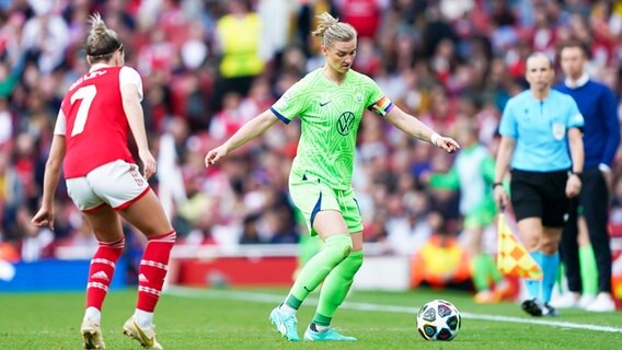 Wolfsburgs Alexandra Popp (r.) und Arsenals Steph Catley kämpfen um den Ball. © IMAGO / Sports Press Photo 