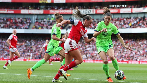 Wolfsburgs Dominique Janssen (r.) und Arsenals Katie McCabe kämpfen um den Ball. © IMAGO / Action Plus 