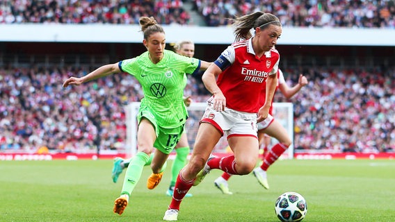 Wolfsburgs Felicitias Rauch (l.) und Arsenals Katie McCabe kämpfen um den Ball. © IMAGO / Action Plus 