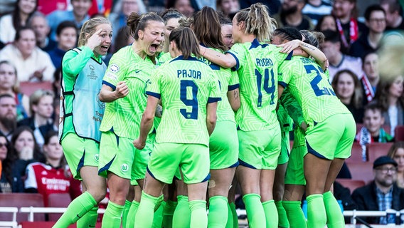 Wolfsburgs Spielerinnen bejubeln einen Treffer. © IMAGO / Beautiful Sports 