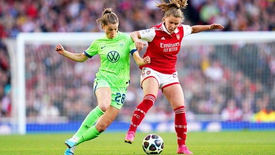 Wolfsburgs Tabea Waßmuth (l.) und Arsenals Victoria Pelova kämpfen um den Ball. © IMAGO / PA Images 