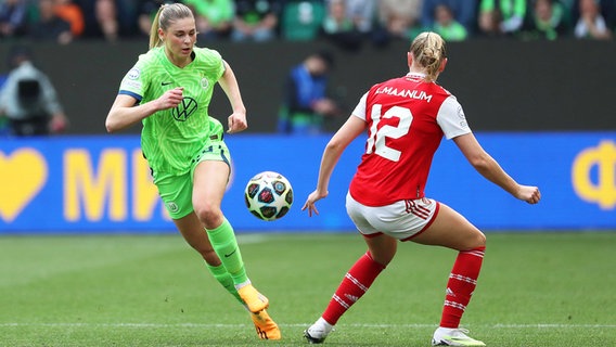 Wolfsburgs Jule Brand (l.) und Arsenals Frida Maanum kämpfen um den Ball. © IMAGO / regios24 
