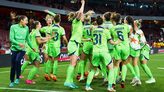 Wolfsburgs Spielerinnen jubeln nach dem Spiel. © IMAGO / Sports Press Photo 