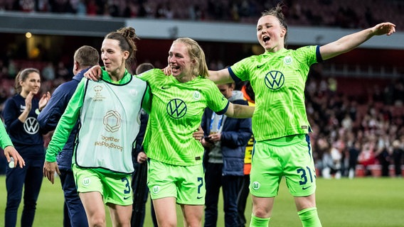 Wolfsburgs Sara Agrez, Pauline Bremer und Marina Hegering (v.l.) jubeln. © IMAGO / Beautiful Sports 