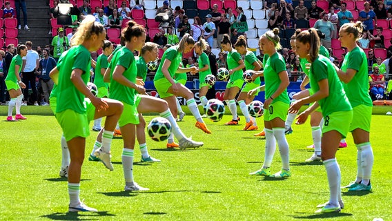 Wolfsburgs Spielerinnen wärmen sich auf. © IMAGO / Eibner 