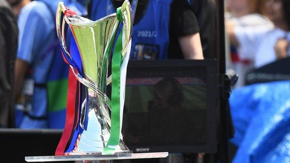 Der Champions-League-Pokal der Frauen © IMAGO / Eibner 