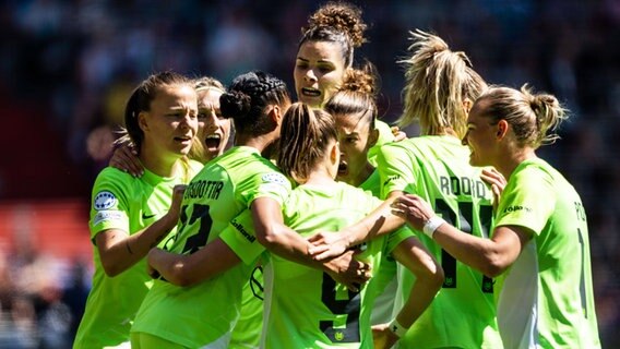 Wolfsburgs Spielerinnen bejubeln einen Treffer. © IMAGO / Bildbyran 