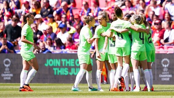 Wolfsburgs Spielerinnen bejubeln einen Treffer. © IMAGO / Sports Press Photo 