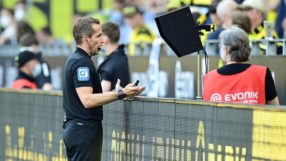 Schiedsrichter Tobias Stieler prüft nach dem Hinweis seines Videoassistenten eine Elfmeter-Situation im Bundesliga-Spiel Borussia Dortmund gegen Hertha BSC. © Tim Groothuis/Witters 