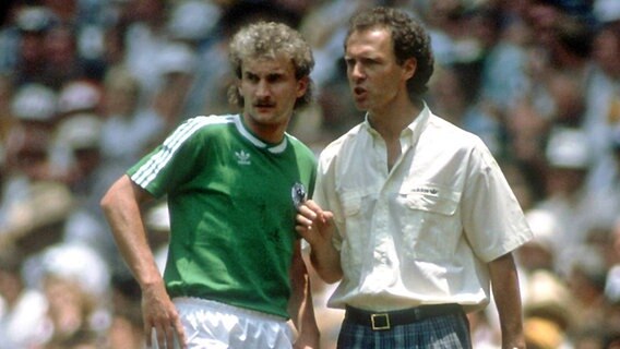 Rudi Völler (l.) bei der WM 1986 mit Bundestrainer Franz Beckenbauer © imago 