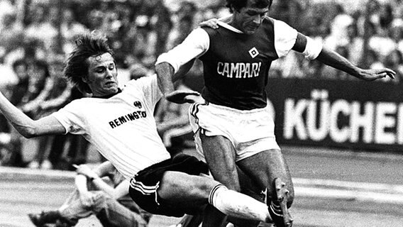 HSV-Außenstürmer Georg Volkert setzt sich im Pokalfinale 1974 gegen Frankfurts Karl-Heinz Körbel durch. © picture-alliance / dpa 