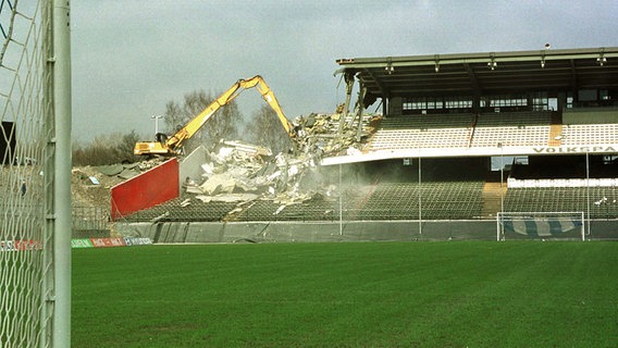 Die alte Haupttribüne im Volksparkstadion wird 1999 abgerissen. © Witters Foto: Wilfried