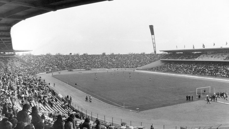 Besucher im Volkspark-Stadion in Hamburg während eines Fußballspiels am 07.02.1974. © picture-alliance/ dpa | Werner Baum