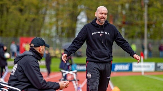 Trainer Roland Vrabec vom Greifswalder FC © IMAGO/Andre Gschweng 