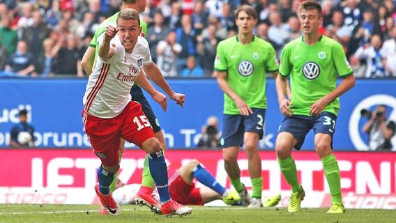 HSV-Angreifer Luca Waldschmidt (l.) jubelt über sein Tor zum 2:1 gegen Wolfsburg © imago/MIS 