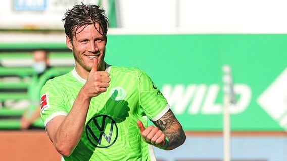 Freude bei Wout Weghorst vom Fußball-Bundesligisten VfL Wolfsburg © IMAGO / Xinhua 