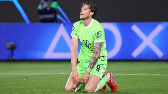 Frustrated, Wout Weghorst knit on the lawn.  © IMAGO / Hübner 