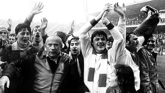 Kölner Fans feiern mit FC-Trainer Hennes Weisweiler 1978 das 5:0 gegen St. Pauli. Damit ist das Double perfekt. © picture-alliance / dpa 