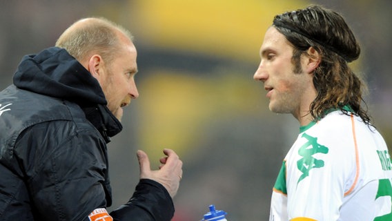 Bremens Trainer Thomas Schaaf (l.) im Zwiegespräch mit seinem Kapitän Torsten Frings. © dpa Foto: Franz-Peter Tschauner