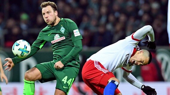 Werders Philipp Bargfrede (l.) setzt sich gegen HSV-Stürmer Bobby Wood durch. © Witters Foto: Tim Groothuis