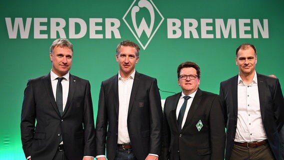 Die Führungsriege von Werder Bremen (v.l.): Aufsichtsratschef Marco Bode, Geschäftsführer Sport Frank Baumann, Präsident Hubertus Hess-Grunewald und Klaus Filbry, Vorsitzender der Geschäftsführung. © picture alliance / dpa Foto: Carmen Jespersen