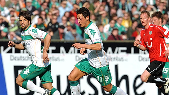 Werders Diego und Mesut Özil im Spiel gegen Hannover 96 © dpa 