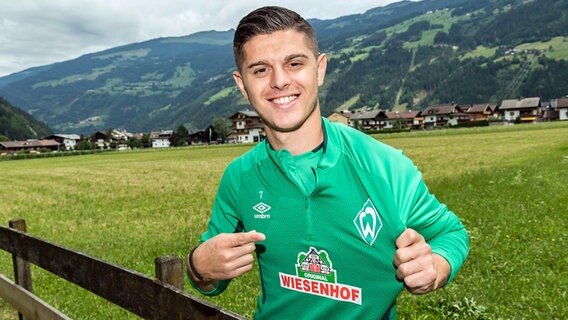 Milot Rashica zeigt auf die Werder-Raute © imago images / Nordphoto 