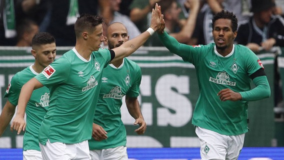 Werder Bremes Marco Friedl (l.) und Theodor Gebre Selassie klatschen ab. © imago images / Joachim Sielski 