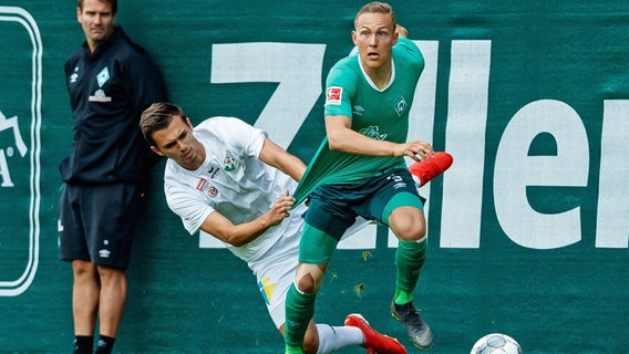 Ludwig Augustinsson von Werder Bremen (r.) © imago images / eu-images 