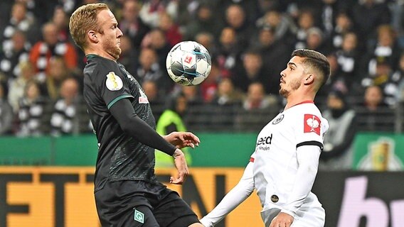 Werder Bremens Kevin Vogt (l.) im Duell mit Andre Silva von Eintracht Frankfurt © imago images / Jan Huebner 