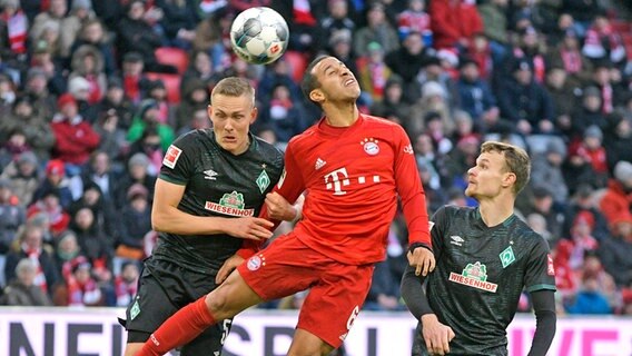 Ludwig Augustinsson (l.) und Christian Groß (r.) von Werder Bremen im Duell mit Münchens Thiago © imago images / MIS 