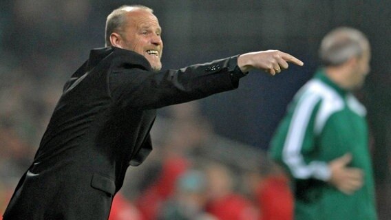 Werder-Trainer Thomas Schaaf beim UEFA-Cup-Spiel gegen den Hamburger SV © DPA Foto: Carmen Jaspersen