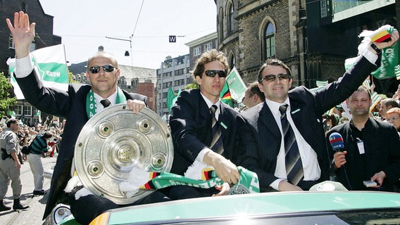 Werder-Trainer Thomas Schaaf und Manager Klaus Allofs feiern den Meistertitel 2004 © picture-alliance/ Pressefoto Ulmer 