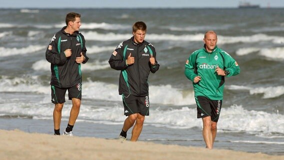 Werder-Trainer Thomas Schaaf bei der Saisonvorbereitung am Strand von Norderney © picture-alliance/ dpa 