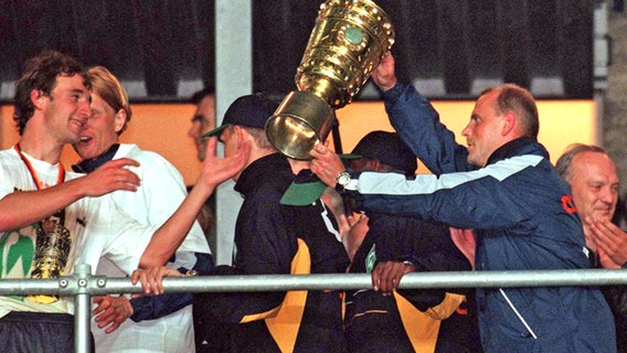 Werders Thomas Schaaf nach dem gewonnenen Pokalfinale 1999 gegen Bayern München © picture-alliance/ dpa 