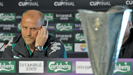 Torsten Frings (l.) und Bremens Trainer Thomas Schaaf mit dem UEFA-Pokal. © dpa 