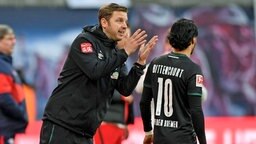 Werder-Trainer Florian Kohfeldt gibt Leonardo Bittencourt Anweisungen (Foto vom Bremer 0:3 im Februar 2020 in Leipzig).
