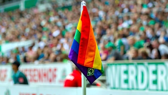 Eine Eckfahne in Regenbogen-Farben im Stadion von Werder Bremen. © picture alliance / foto2press | OB 
