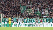 Die Werder-Profis lassen sich von den Fans im Weserstadion feiern. © IMAGO / foto2press 